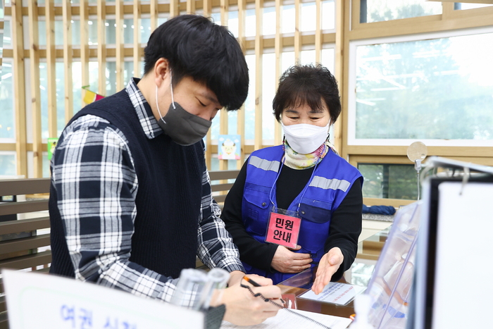 의왕시(시장 김성제)가 관내 동 주민센터 및 시청 민원실을 이용하는 시민에게 신속하고 친절한 민원서비스를 제공하기 위해 ‘친절안내 도우미’를 배치했다.