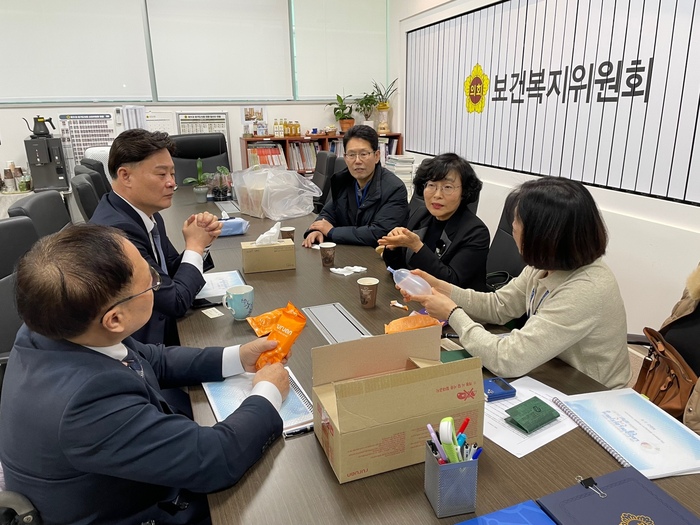 박재용 경기도의원(더불어민주당, 비례)과 황세주 경기도의원(더불어민주당, 비례)은 13일 경기도의회에서 ‘사단법인 내일을여는 멋진여성 경기협회’ 김성의 회장 등 관계자와 장애인 등 취약계층 복지지원 강화를 위한 정담회를 가졌다. ©