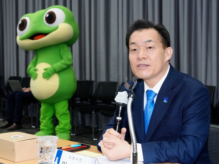 이재준 수원시장이 2023 수원시 SNS 서포터즈가 발대식에서 인사말을 하고 있다. ©