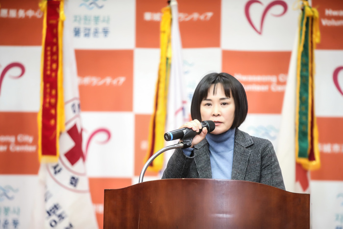 화성시의회(의장 김경희)는 2023. 2. 13.(목) 화성시자원봉사센터에서 열린 대한적십자봉사회 화성시지구 협의회장 이·취임식에 참석, 위영란 의원이 인사말을 하고 있다.