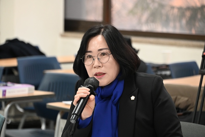 경기도의회 경제노동위원회 서현옥 의원(더불어민주당, 평택3)은 17일 아주대학교에서 열린 2023년 한국지방자치학회 동계학술대회 주민자치 기획세션에 토론자로 참석해 법·제도적 관점의 주민자치회 발전 방향에 대해 제언하며 법적 근거 마련이 반드시 필요하다고 강조했다. ©