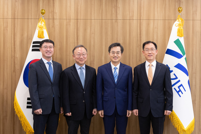 20일 오전 경기도지사 집무실에서 김동연 경기도지사가 한현수 경기국제공항추진단장 등 임용장 수여 후 기념촬영을 하고 있다.