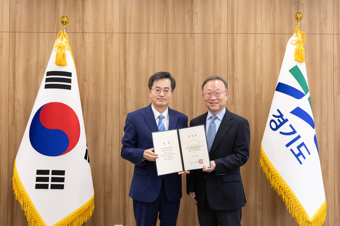 20일 오전 경기도지사 집무실에서 김동연 경기도지사가 석종훈 사회적경제국장에게 임용장 수여를 하고 있다.