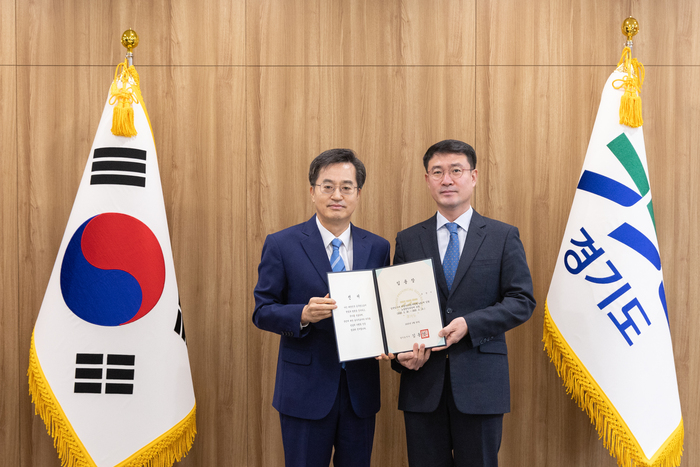 20일 오전 경기도지사 집무실에서 김동연 경기도지사가 조상기 노동권익과장에게 임용장 수여를 하고 있다.