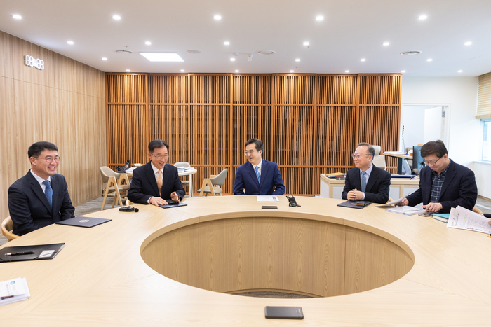 20일 오전 경기도지사 집무실에서 김동연 경기도지사가 한현수 경기국제공항추진단장, 석종훈 사회적경제국장, 조상기 노동권익과장에게 임용장 수여를 하였다.