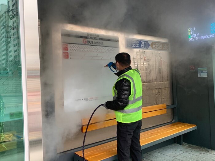 용인특례시 '시민안전' 최우선, 수지구가 버스정류소를 쾌적하게 관리하기 위해 고압스팀세척기로 청소하고 있다 ©