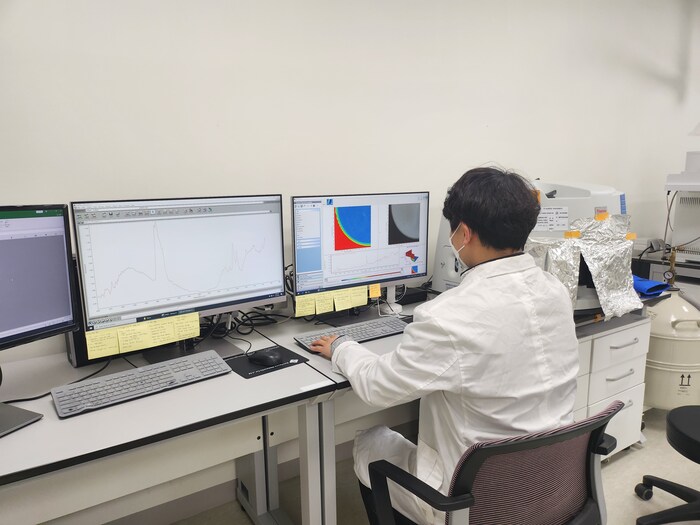경기도보건환경연구원 분석작업을 진행하고 있다.