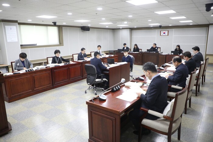 수원특례시의회 문화체육교육위원회(위원장 조문경)는 17일 수원시 체육진흥과, 청년청소년과 소관 6개 산하기관로부터 2023년 주요업무 추진계획과 전년도 행정사무감사 시정 및 처리요구사항 추진계획에 대한 보고를 청취했다.