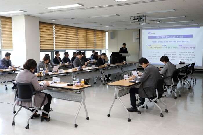 수원특례시의회 기획경제위원회(위원장 유준숙)는 제373회 임시회 기간인 17일, 서둔동 더함파크에 위치한 수원도시공사를 방문했다.