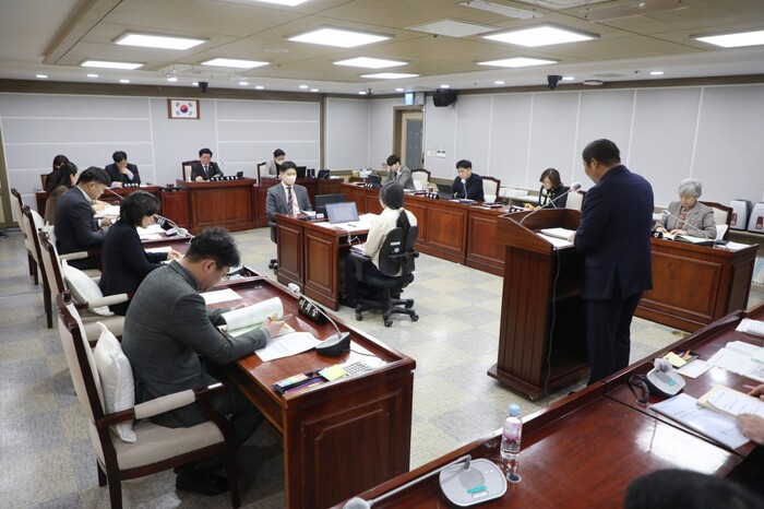 수원특례시의회 복지안전위원회(위원장 정영모)는 20일 수원시 도시안전통합센터, 안전교통국 도시교통과, 대중교통과로부터 2023년 주요업무 추진계획과 전년도 행정사무감사 시정 및 처리요구사항 추진계획에 대한 보고를 청취했다.