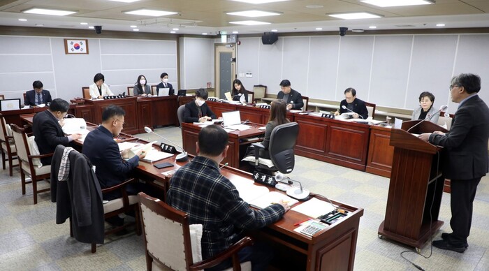 수원특례시의회 도시환경위원회(위원장 조미옥)가 제373회 임시회가 열리고 있는 가운데, 22일 도시총괄기획단과 도시개발국의 2023년 주요업무 추진계획과 2022년 행정사무감사 시정·요구사항 추진계획에 대한 청취를 했다.