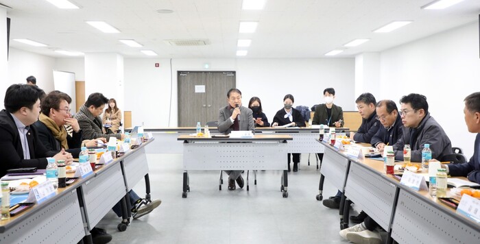 수원특례시의회 문화체육교육위원회(위원장 조문경)는 제373회 임시회 기간 중인 22일 아동돌봄공동체 벌터온(ON)과 사회적경제영동센터 등 2개소를 방문해 현장을 살폈다.