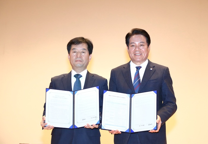 최대호 안양시장과 김경관 안양과천교육지원청 교육장이 미래교육협력지구 사업을 위한 업무협약을 체결했다