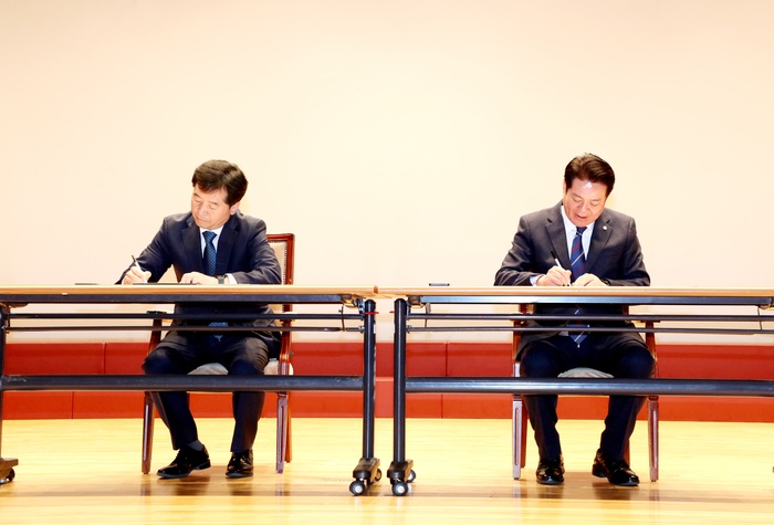 최대호 안양시장과 김경관 안양과천교육지원청 교육장이 미래교육협력지구 사업을 위한 업무협약을 체결했다