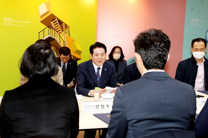 최대호 안양시장이 22일 시청 3층 접견실에서 사회복지시설종사자 건강검진 지원 협약을 체결하고 관계자와 간담을 가졌다