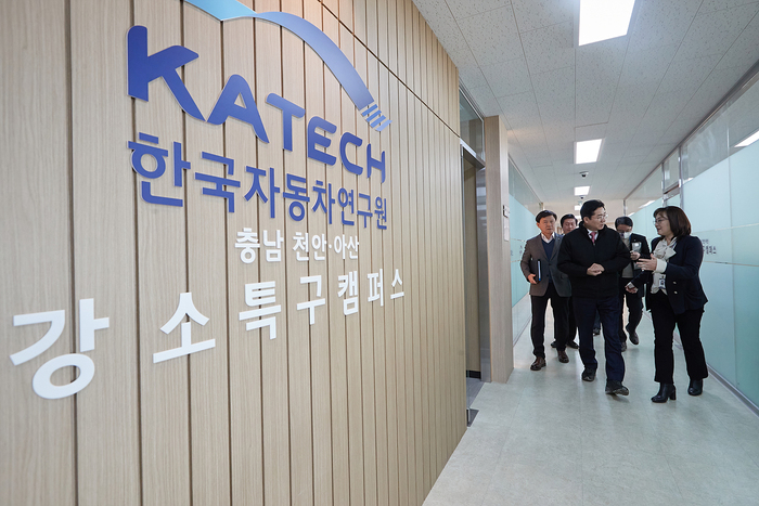 박경귀 아산시장이 지난 22일 강소특구 제1캠퍼스(탕정면 소재)를 방문해 오미혜 캠퍼스장을 비롯한 한국자동차연구원 관계자를 만나 사업 추진사항을 점검하고 현장을 둘러봤다.