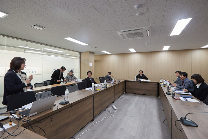 박경귀 아산시장이 지난 22일 강소특구 제1캠퍼스(탕정면 소재)를 방문해 오미혜 캠퍼스장을 비롯한 한국자동차연구원 관계자를 만나 사업 추진사항을 점검하고 현장을 둘러봤다.