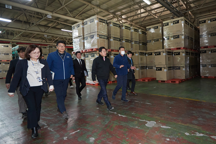 박경귀 아산시장이 지난 22일 강소특구 제1캠퍼스(탕정면 소재)를 방문해 오미혜 캠퍼스장을 비롯한 한국자동차연구원 관계자를 만나 사업 추진사항을 점검하고 현장을 둘러봤다.