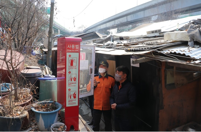 광명소방서(서장 박평재)는 23일 화재취약주거지역 소하동 판자촌(뚝방길 79)을 대상으로 소방차량 12대와 소방력 30여명을 동원해 화재를 가상한 진압 전술훈련 및 관서장 현장안전컨설팅을 실시했다. / (참고사진 - 보이는 소화전함을 점검하는 모습)