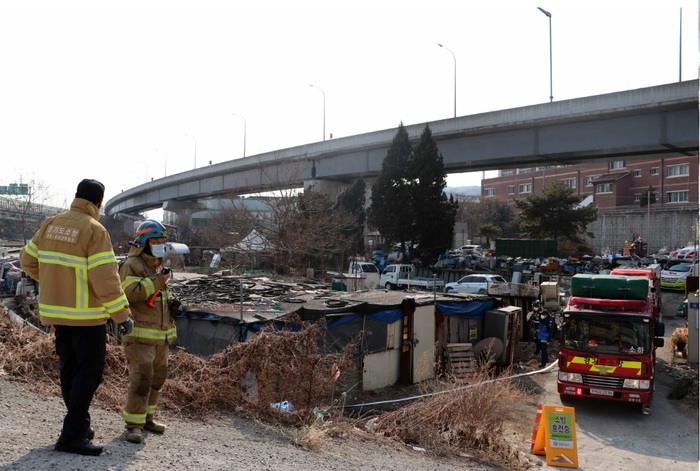 광명소방서(서장 박평재)는 23일 화재취약주거지역 소하동 판자촌(뚝방길 79)을 대상으로 소방차량 12대와 소방력 30여명을 동원해 화재를 가상한 진압 전술훈련 및 관서장 현장안전컨설팅을 실시했다. / (참고사진 - 소방훈련을 실시하는 모습)