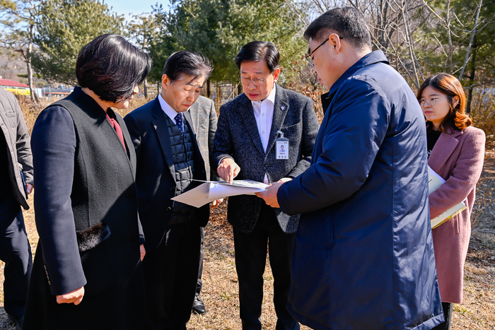 양평군(군수 전진선)은 지난 22일, 지역 수변생태벨트 조성 사업의 현장 확인을 위해 서흥원 한강유역환경청장이 양평을 방문했다