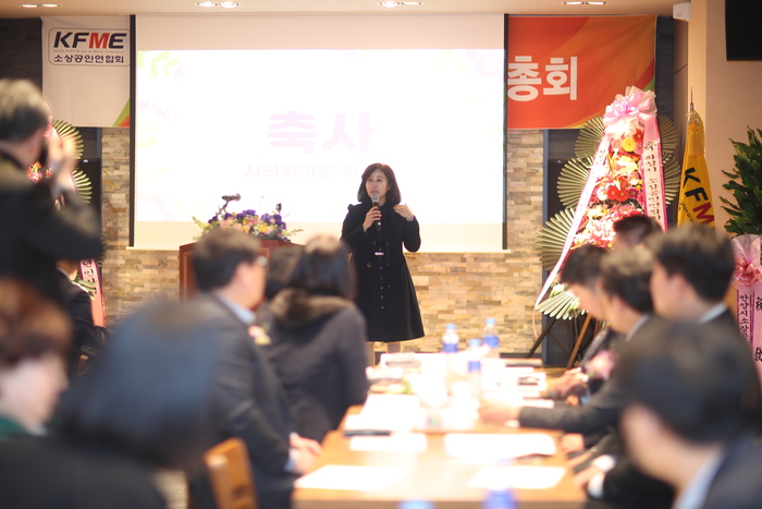 김경희 화성시의회 의장이 2023. 2. 22.(수) 화성시 소상공인 연합회에서 개최한 신년인사회에 참석, 축사를 하고 있다.