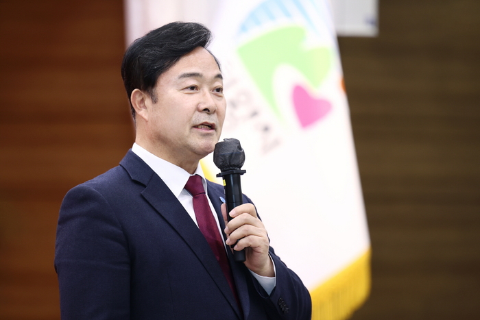 의왕시(시장 김성제)는 지난 22일 시청 대회의실에서 ‘의왕시 명품도시자문위원회’ 출범을 위한 정기총회를 개최했다. (김성제 의왕시장이 인사말을 하고 있다.)