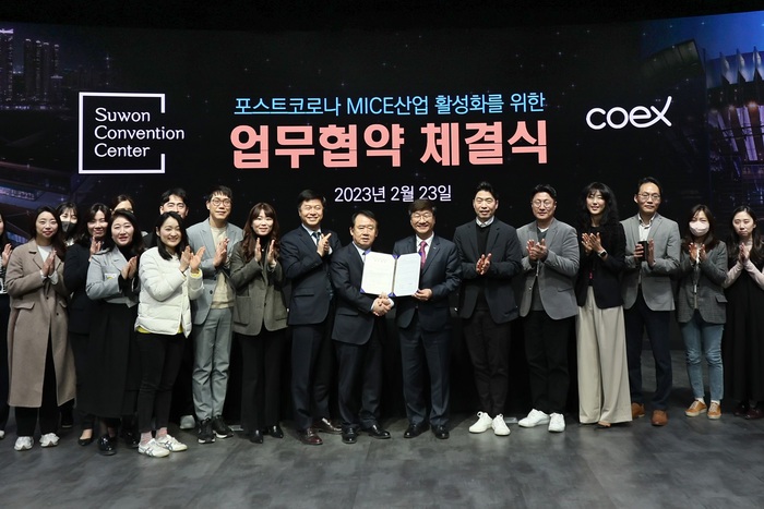 수원컨벤션센터(이사장 이필근)와 코엑스(사장 이동기)는 23일 오전 11시 코엑스 스튜디오159에서 ‘포스트 코로나 MICE 산업 활성화를 위한 업무 협약’을 체결하고, MICE 산업 발전을 위해 적극적으로 협력하기로 했다.