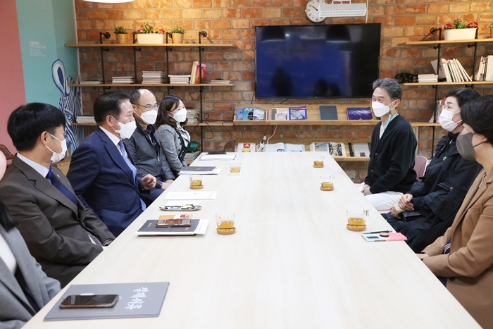 최대호 안양시장이 지난해 10월 시청 접견실에서 시니어모델들을 접견했다.