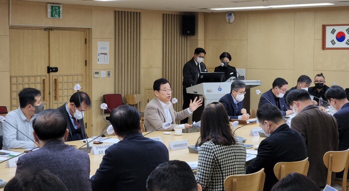 이현재 시장이 23일 열린 ‘2040 하남시 중장기발전계획’ 수립 착수보고회에서 미래 자족도시를 만들고 균형발전을 이끄는 발전계획을 수립해 달라고 당부하고 있다.