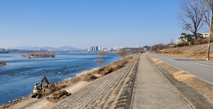 남양주시는 시민들이 더욱 쾌적하게 한강을 즐길 수 있도록 올해 2월 한강 팔당리 일원 산책로 연장 2km, 고수부지 및 제방부 약 60,000㎡에 대한 환경 정비 사업을 착공해 퇴적토 정비, 지장목 제거, 가지치기, 덩굴을 비롯한 생태 교란 식물 제거 등을 시행했다.
