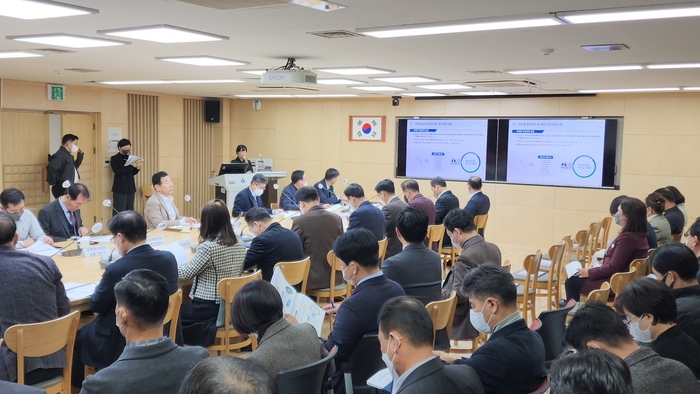 이현재 시장이 23일 열린 ‘2040 하남시 중장기발전계획’ 수립 착수보고회에서 미래 자족도시를 만들고 균형발전을 이끄는 발전계획을 수립해 달라고 당부하고 있다.