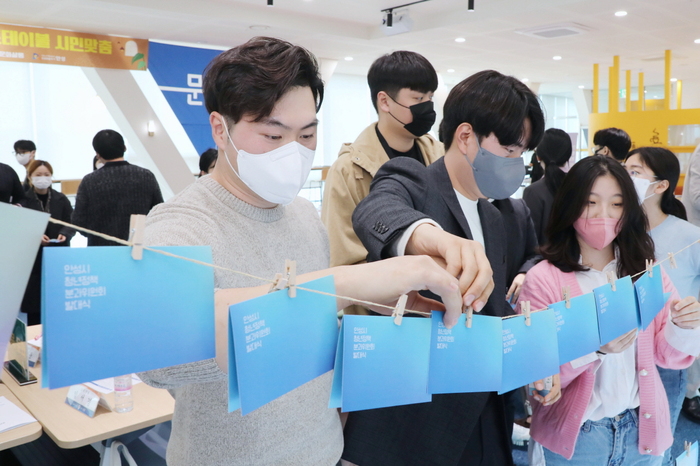 안성시(김보라 시장)가 청년의 시정 참여와 자립, 교육의 기회균등 등을 화두로 미래인재 양성과 청년들의 정주 여건 향상을 위한 정책을 시행한다