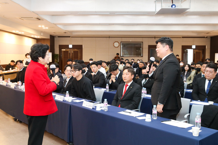 이천시(시장 김경희)는 청년세대의 진솔한 목소리를 직접 듣고 시정에 반영하고자 지난 22일 이천시청 대회의실에서 청년정책토론회를 개최했다