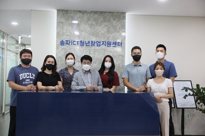 서강석 송파구청장(가운데)이 송파ICT청년창업지원센터를 방문하여 입주기업 대표들과 소통시간을 가졌다.(2022.7.26.)