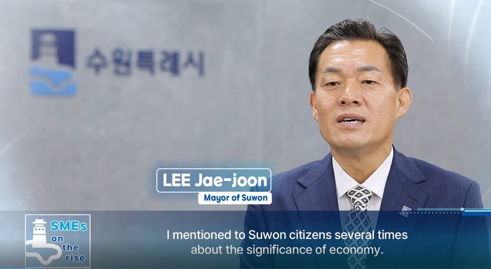 이재준 수원특례시장이 홍보영상에 출연해 발언하고 있다.