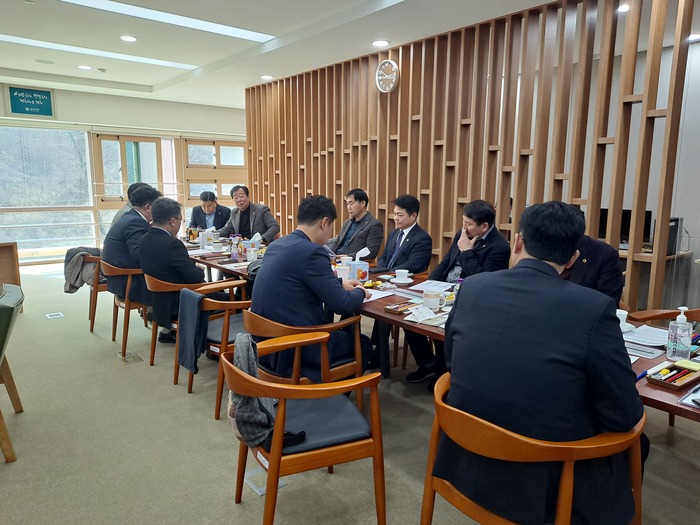 경기북부 도의원들을 중심으로 경기북부특별자치도 추진 경기도의회 특별위원회(이하 특위) 구성을 위한 T/F를 조직하고 2월 28일 경기도의회 북부분원에서 첫 회의를 개최하였다.     ©