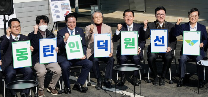 이재준 시장(오른쪽 3번째), 김동연 경기도지사(오른쪽 1번째) 등이 동탄인덕원선 전구간의 조속한 착공을 요구하고 있다.