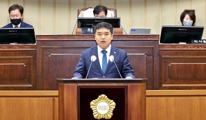 의왕시의회 한채훈 의원(더불어민주당, 고천동·부곡동·오전동)은 27일 오전에 열린 제291회 임시회 제1차 본회의에서 5분 자유발언을 통해 안전한 자전거, 보행, 도로 환경을 만들어야한다고 강조했다.