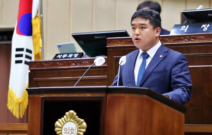 의왕시의회 한채훈 의원(더불어민주당, 고천동·부곡동·오전동)은 27일 오전에 열린 제291회 임시회 제1차 본회의에서 5분 자유발언을 통해 안전한 자전거, 보행, 도로 환경을 만들어야한다고 강조했다.