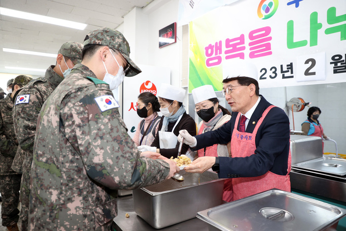 수원특례시의회 김기정 의장이 27일 군부대를 찾아 장병들을 위해 점심식사 배식 봉사활동을 펼쳤다.
