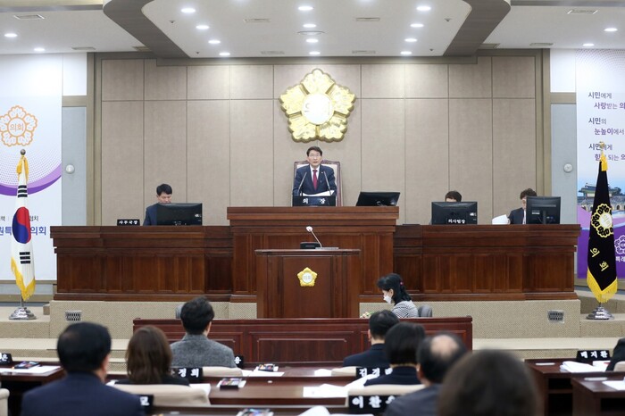 수원특례시의회(의장 김기정)는 28일 제2차 본회의를 마지막으로 올해 첫 회기인 제373회 임시회를 마무리했다.