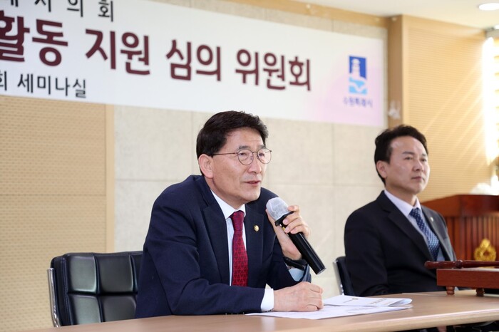 수원특례시의회(의회운영위원장 강영우)는 28일 의회 세미나실에서 ‘의원연구활동 지원 심의위원회’를 열고, 2023년도 의원연구단체의 등록과 연구활동 계획 승인에 대한 사항을 심의했다.(김기정 수원특례시의회 의장이 발언을 하고 있다.)