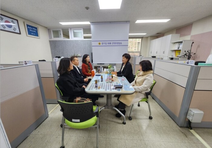 이채명 경기도의회 의원(더불어민주당, 안양6)이 27일 의회 안양상담소에서 시니어 모델 박준 회장, 시니어 모델 임원진들과 안양시 시니어 모델 활성화 방안에 대해 정담회를 가졌다.     ©