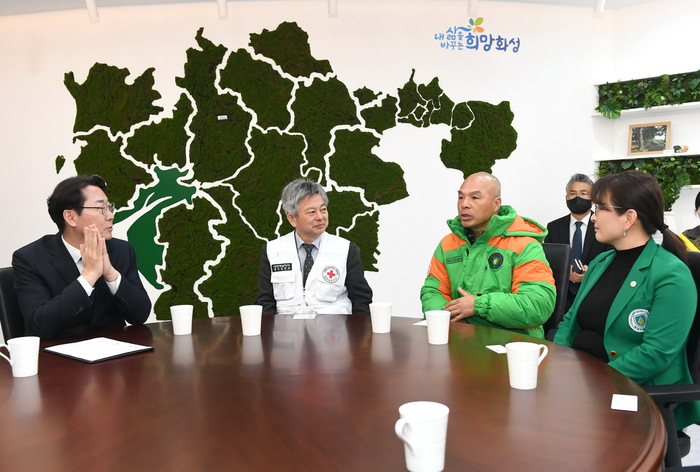 왼쪽부터 정명근 화성시장, 손일수 대한적십자사 경기지사 사무처장, 화성시 지역자율방재단 한상현 고문, 지역자율방재단 신상희 단장