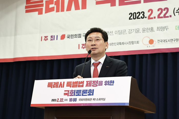 이상일 용인특례시장이 22일 국회의원회관 제1소회의실에서 열린 '특례시 특별법 제정을 위한 국회 토론회'에서 환영사를 하고 있다     ©