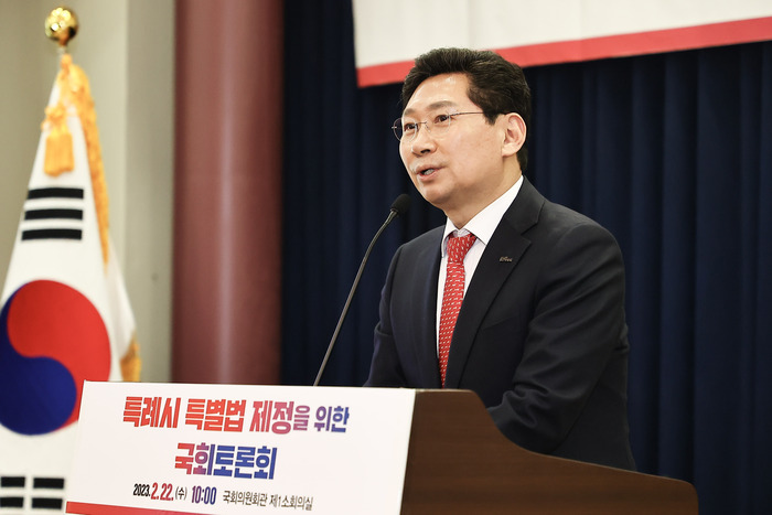 이상일 용인특례시장이 22일 국회의원회관 제1소회의실에서 열린 '특례시 특별법 제정을 위한 국회 토론회'에서 환영사를 하고 있다     ©