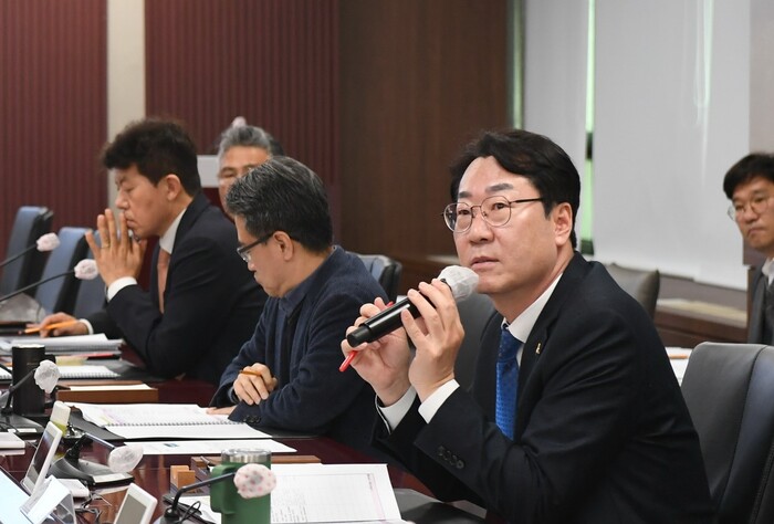 정명근 화성시장이 28일 서민경제의 안정을 위해 ‘2023년 비상경제 민생안정 대책회의’를 개최하고 민생안정 대책을 점검했다.