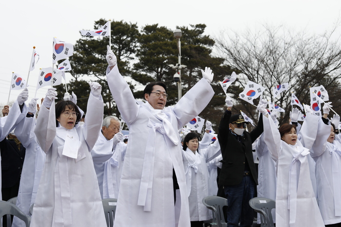 화성시가 제104회 3.1절을 맞아 독립운동가 후손과 화성시광복회 등 150여 명이 참석한 가운데 3.1절 기념식을 열었다.