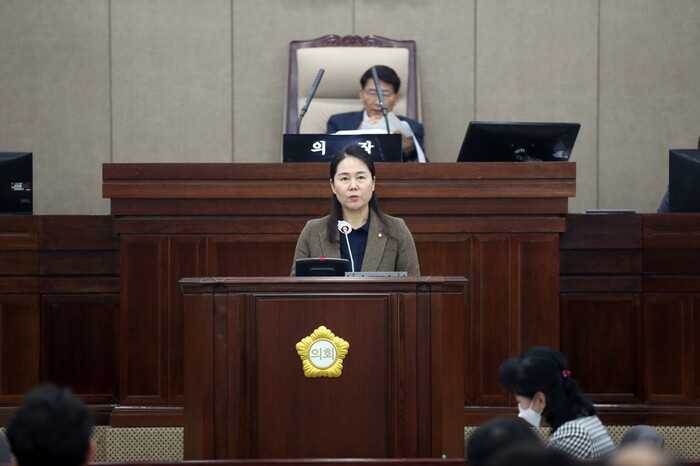 국미순 수원특례시의회 의원(국민의힘, 매교·매산·고등·화서1·2동)이 28일 제373회 임시회 제2차 본회의에서 수원시가 추진 중인 ‘손바닥 정원’사업 실효성에 의문을 제기했다.